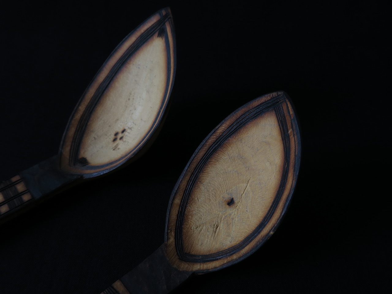 Longue petite cuillère en bois foncé et cordelette noire, MOKUSEI SUPUN