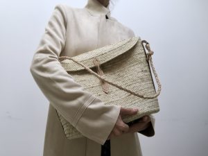 Sac à main tressé en fibres naturelles et cuir